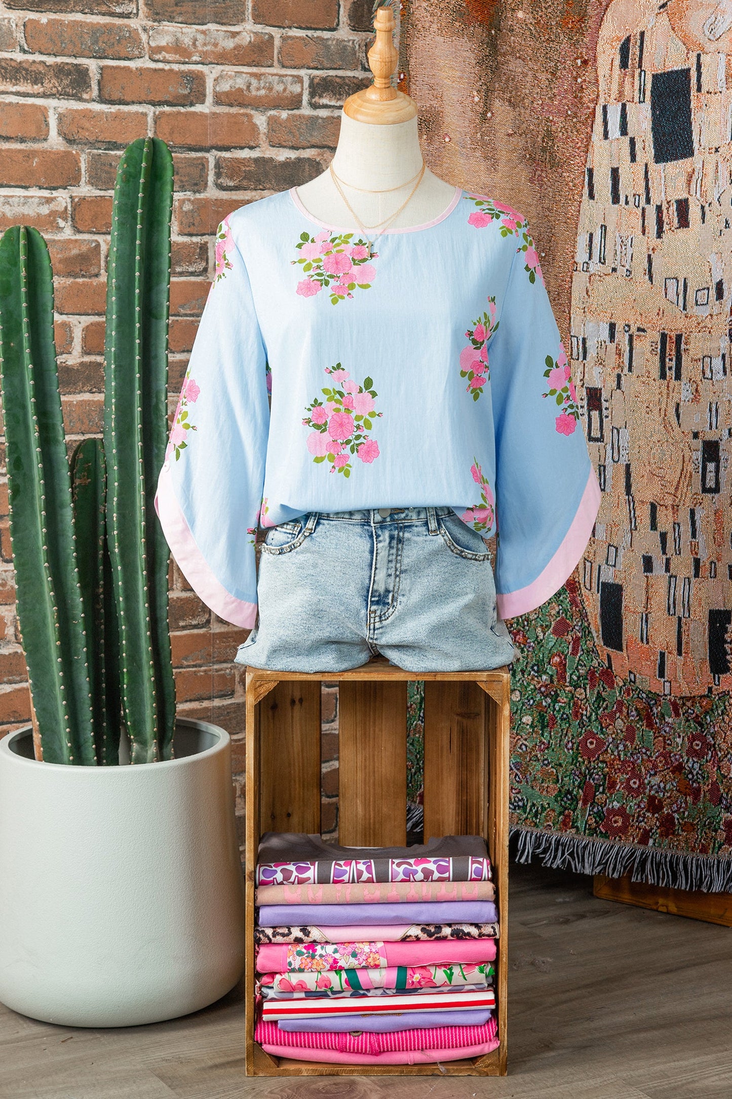 Floral Button Cuffed 3/4 Sleeve Round Neck Blouse