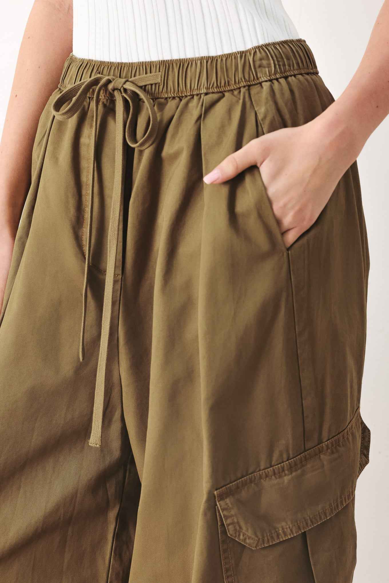 STAY IN MOTION WOVEN BARREL PANTS