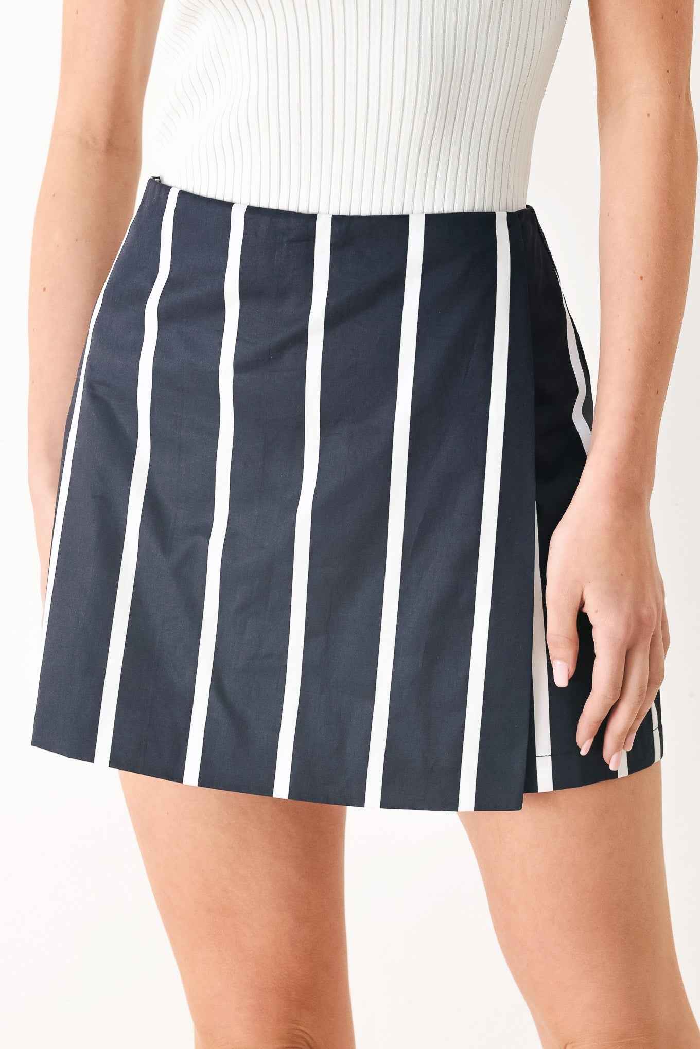 DARK RHYTHM STRIPE WOVEN SKORT