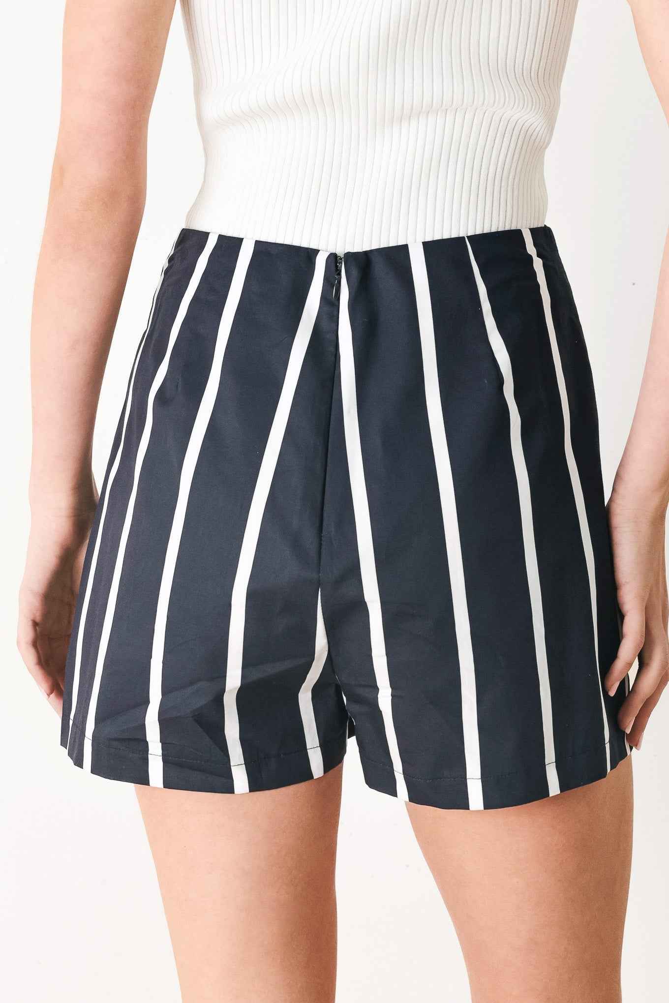 DARK RHYTHM STRIPE WOVEN SKORT