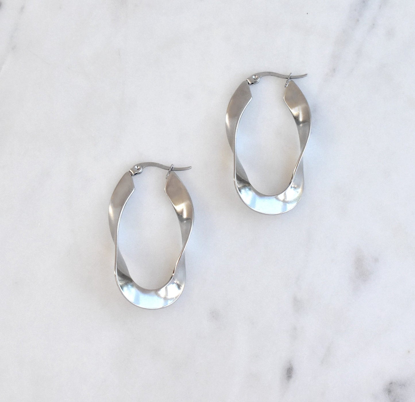 PERLA TWIST HOOP SILVER EARRINGS