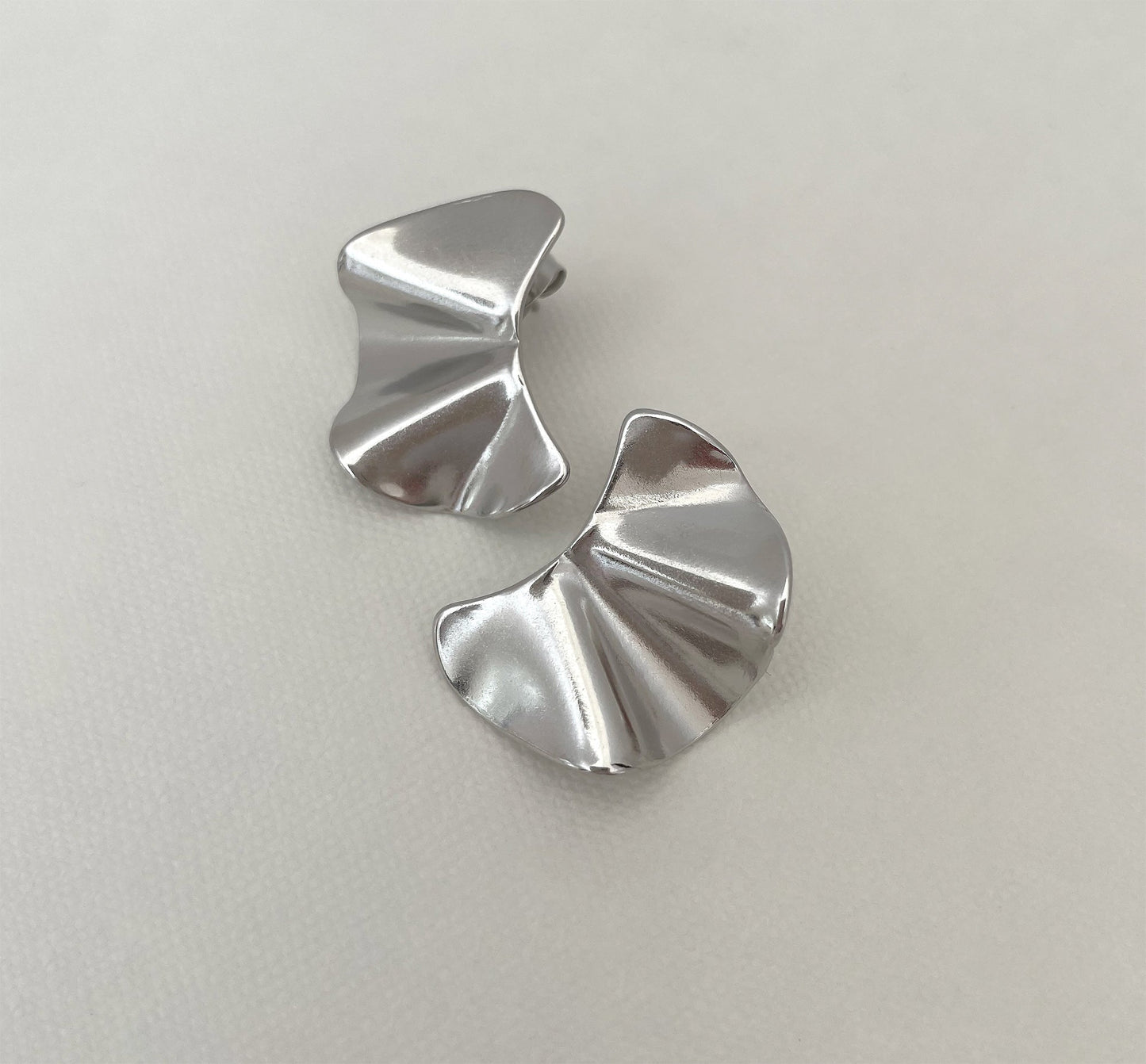 JACQUELINE SILVER WAVY STUD EARRING
