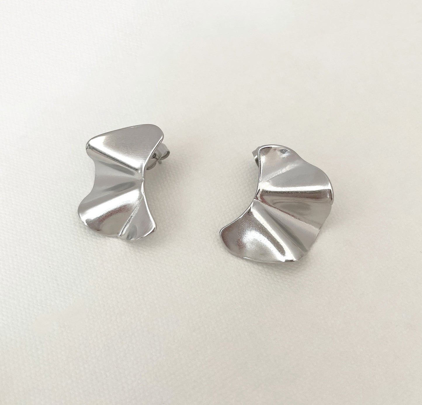 JACQUELINE SILVER WAVY STUD EARRING